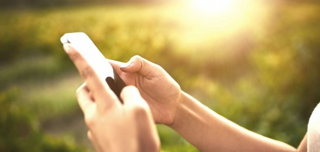 Un jeune paysan travaille dans un champ au soleil couchant.